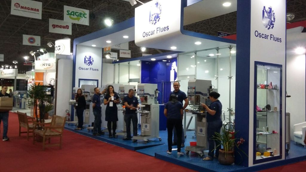 Imagem do stand da Oscar Flues na Feiplastic de 2015