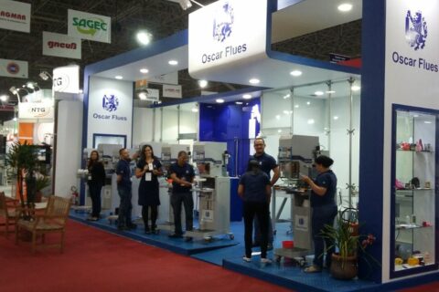 Imagem do stand da Oscar Flues na Feiplastic de 2015